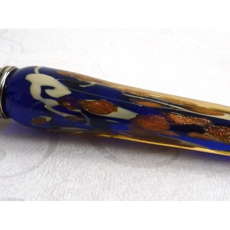 Lehtikullalla lasi kalligrafiaa kynä ja mustetta