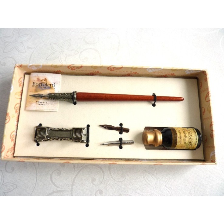 Penna calligrafica legno, inchiostro e penna riposo