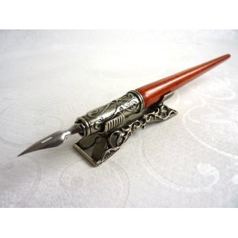 Pluma de caligrafía de madera, tinta y resto de pluma