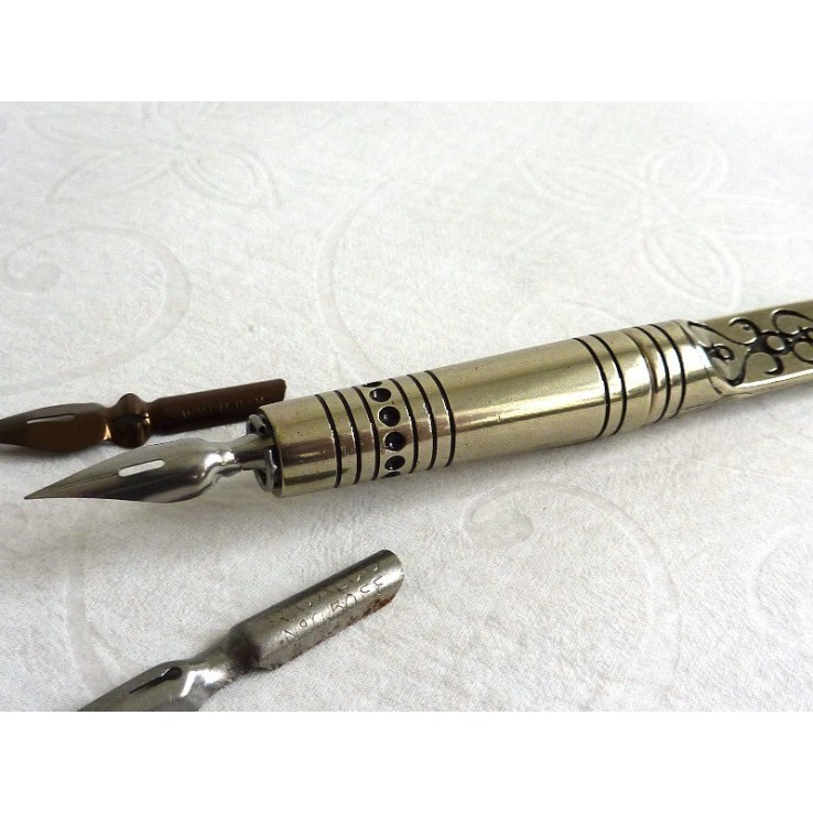 Kalligrafiakynän ja paperiveistä