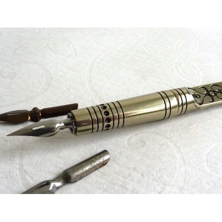 Pluma de caligrafía y abrecartas