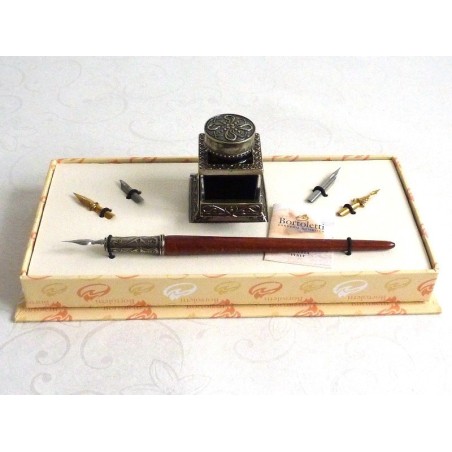 Calligrafia penna in legno e calamaio