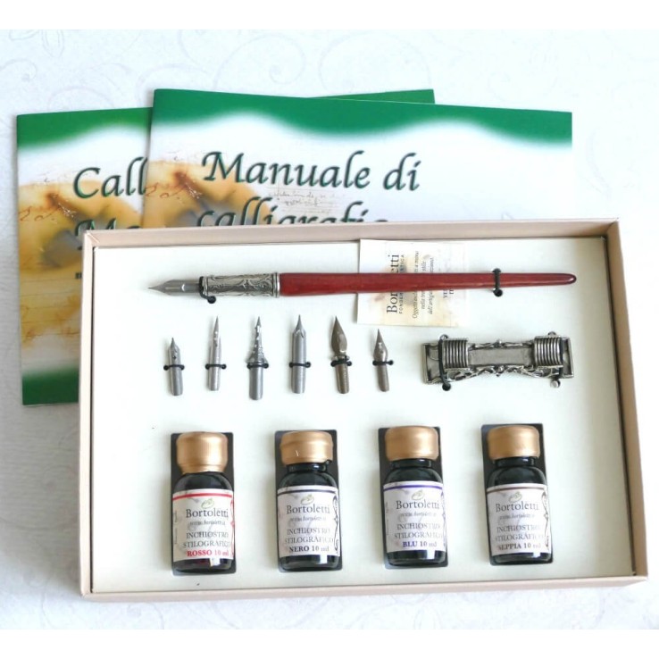 Ensemble d'écriture en bois avec des manuels de calligraphie