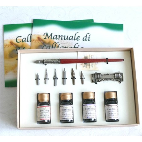 Hölzernes Schreibenset mit Kalligraphiehandbüchern