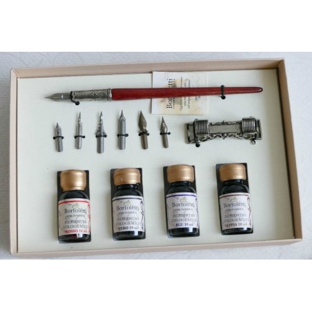 Puinen kirjallisesti asetettu kalligrafiaa käsikirjat