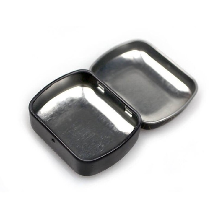 Boîte en métal pour plumes