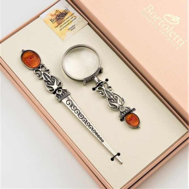 Suurennuslasi & Kirjeenavaaja - Dandalo