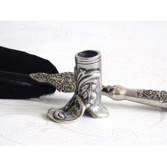 Schwarzer Federstift, Stiefelhalter & Tinte 2