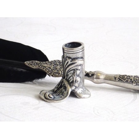 Stylo plume noir, porte-bottes et encre