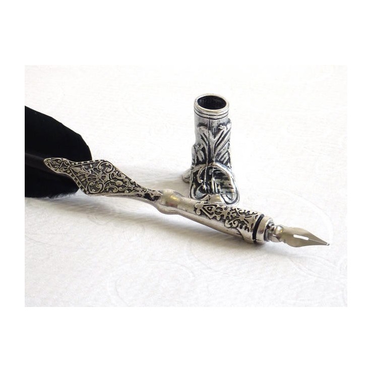 Musta sulka kynä, saapaspidike ja muste