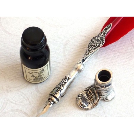 Punainen sulka kynä, saapaspidike ja muste